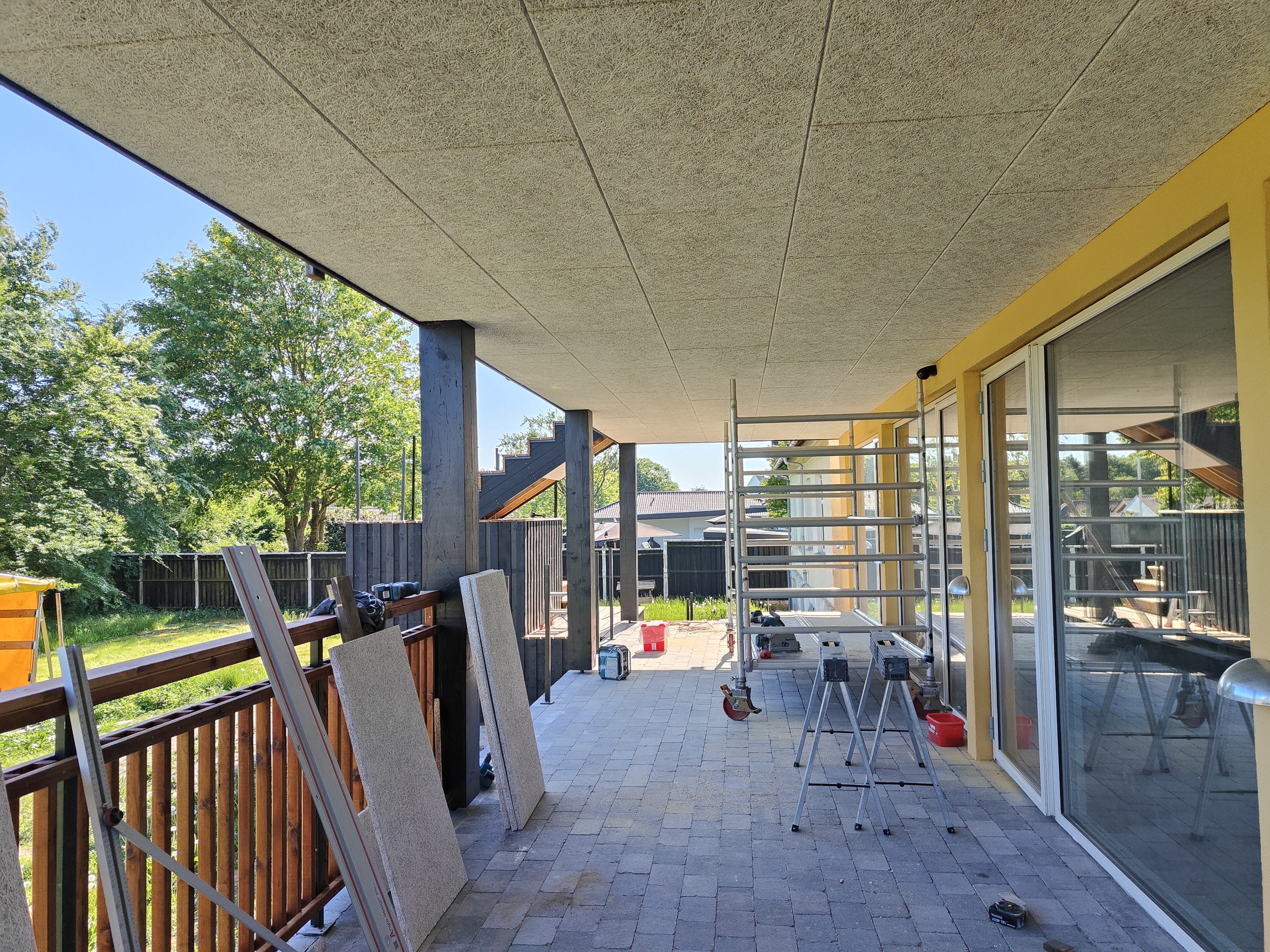 Terrasse under renovering med stillads og værktøj